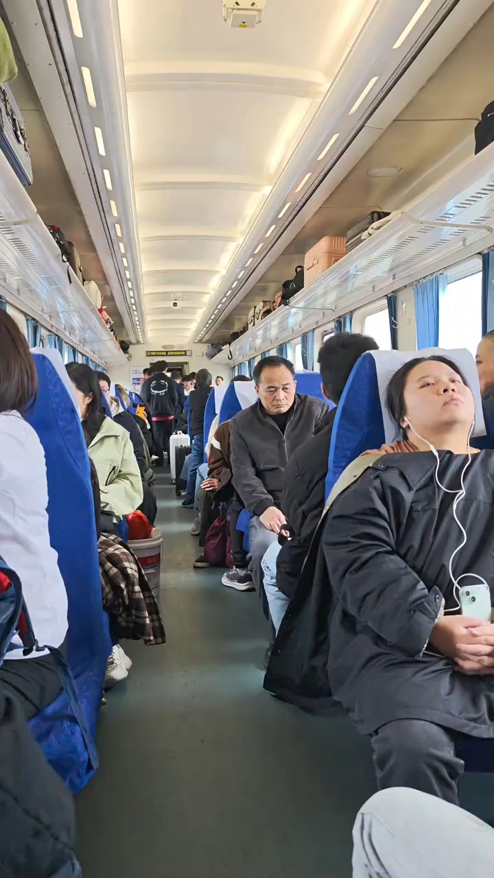 火车硬座车厢的一幕