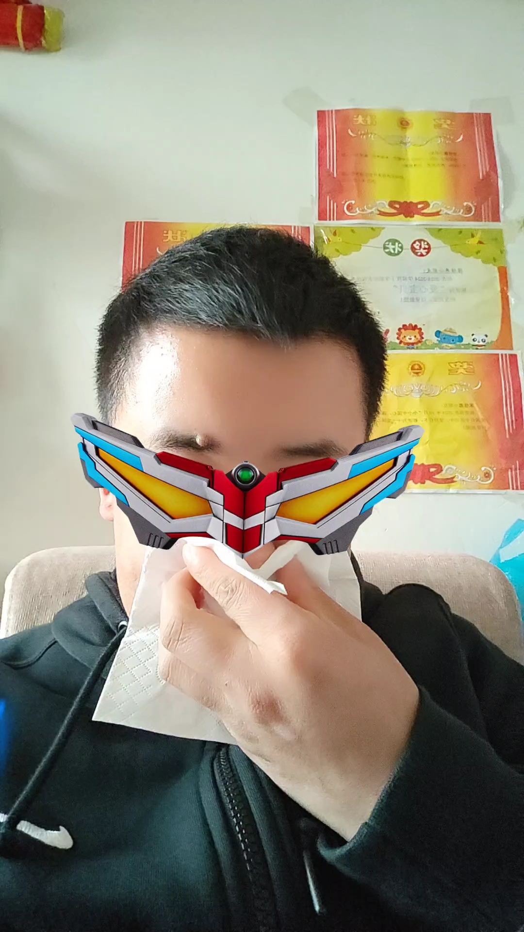带上赛罗眼镜就能变身了