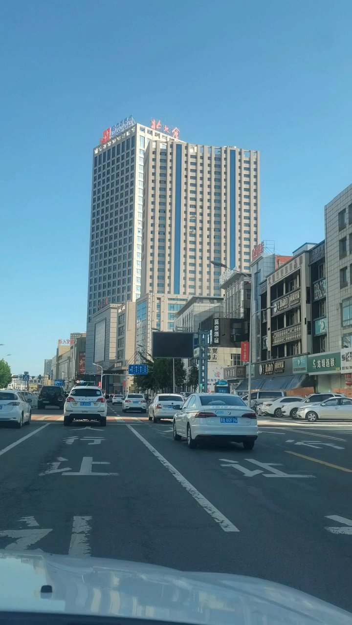 齐齐哈尔市街头看北大仓酒集团大楼