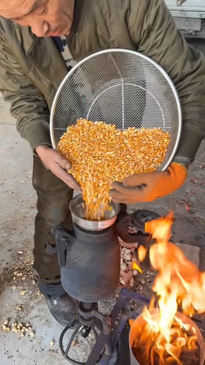 当你看到这种老式爆米花的时候!年味不就来了吗?