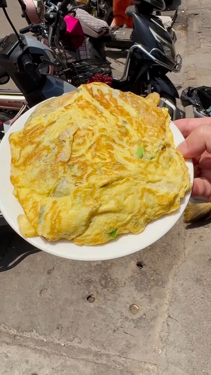 山西洪洞特色饽糕,1块5一个,由韭菜,莲菜,粉条,油炸豆腐丁