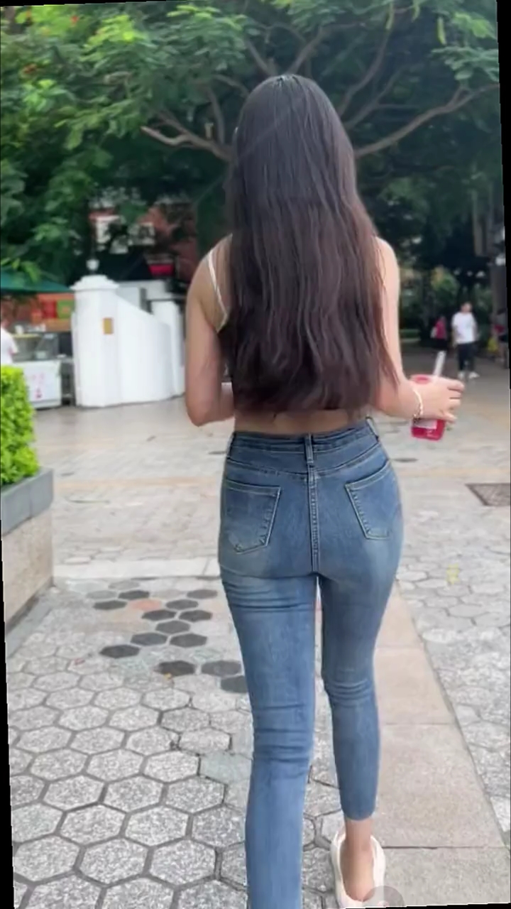 紧身牛仔裤美女微胖背影杀梨形身材
