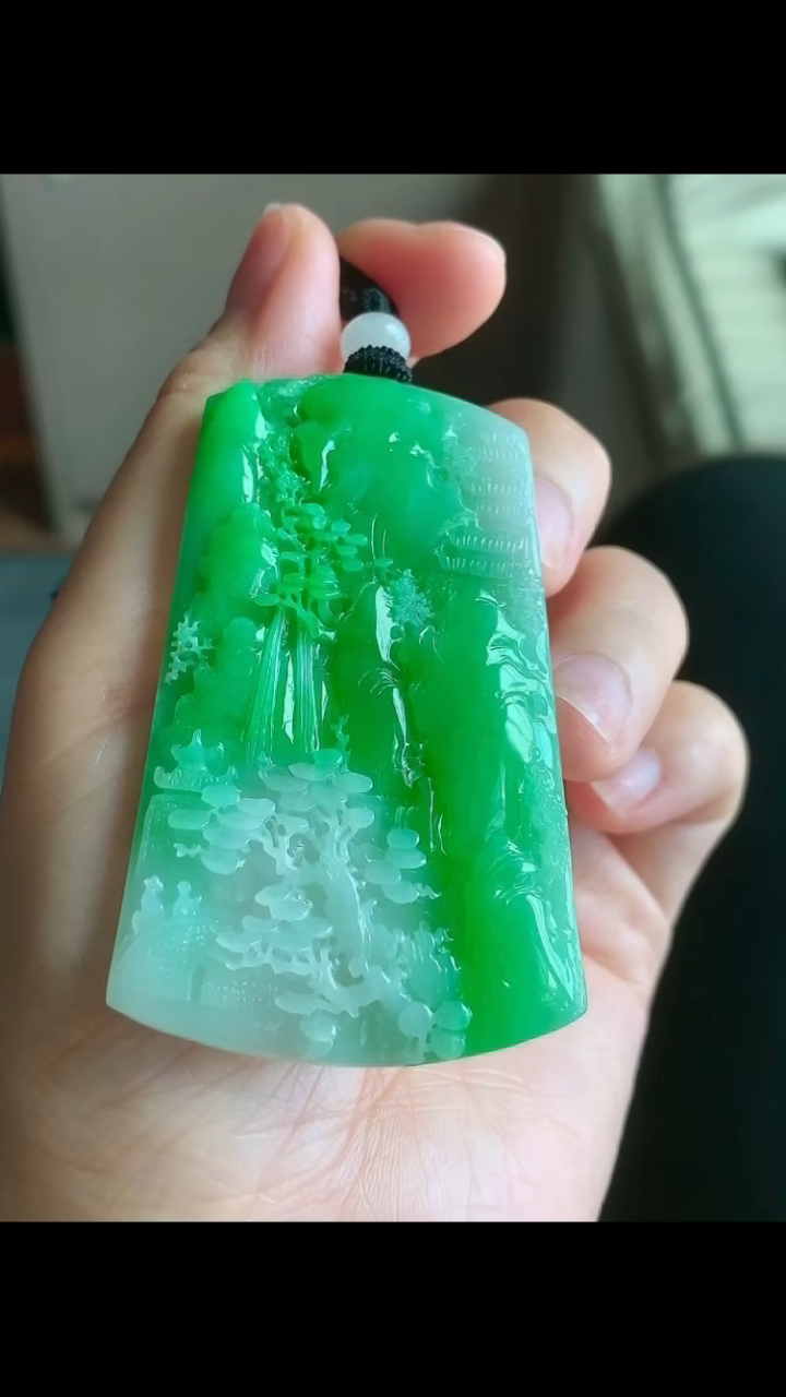 翡翠山水牌的价格(翡翠山水牌的价格差异)