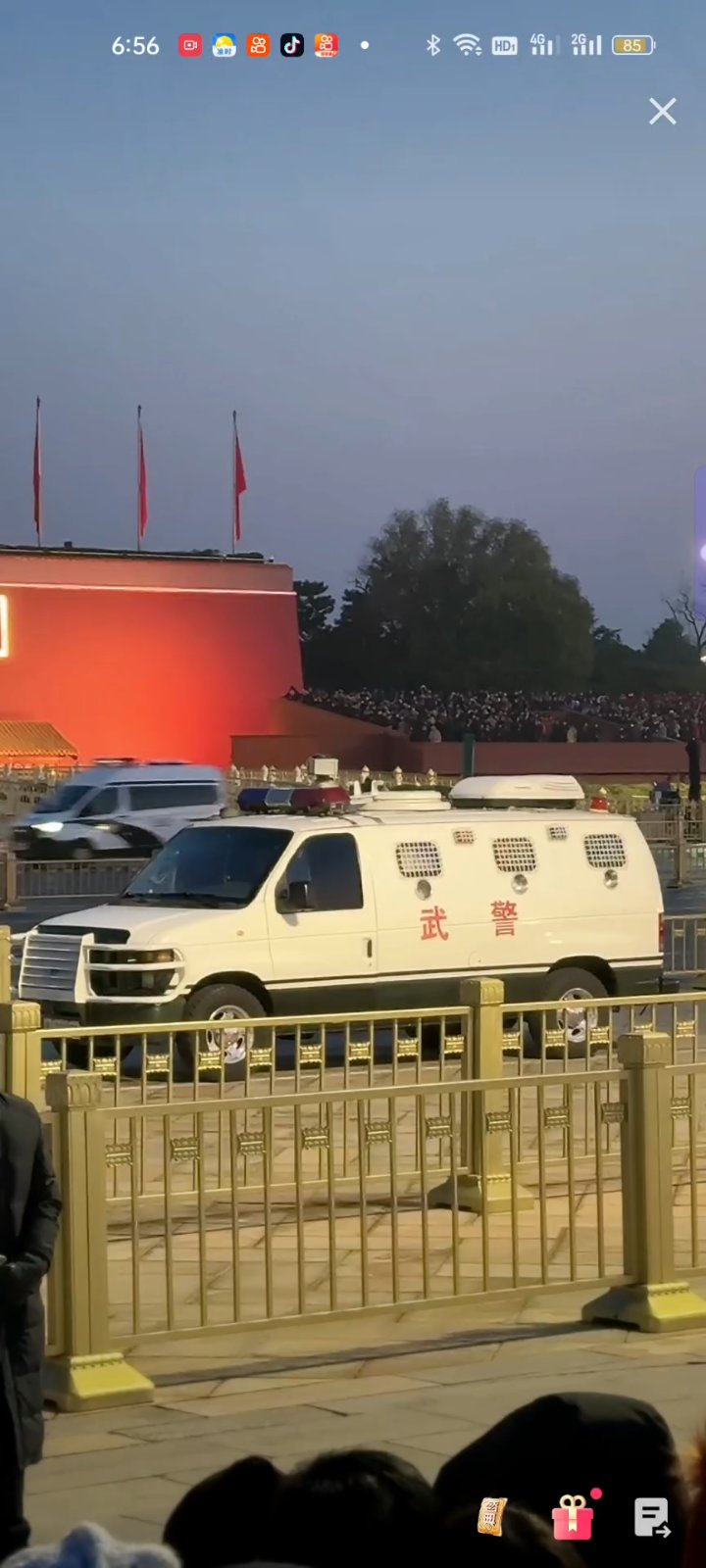 升旗仪式直播:武警防爆车待命