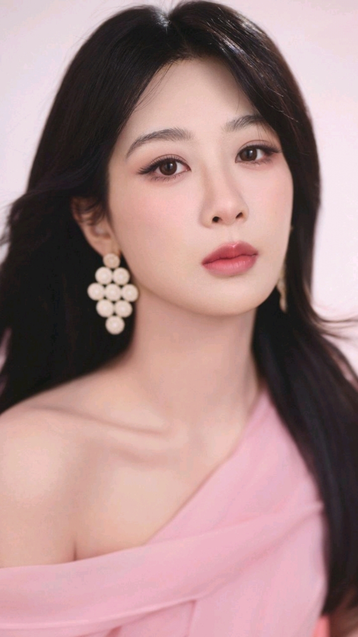 杨紫ai秋日大片来袭!金秋惬意与长发共舞,美到窒息!