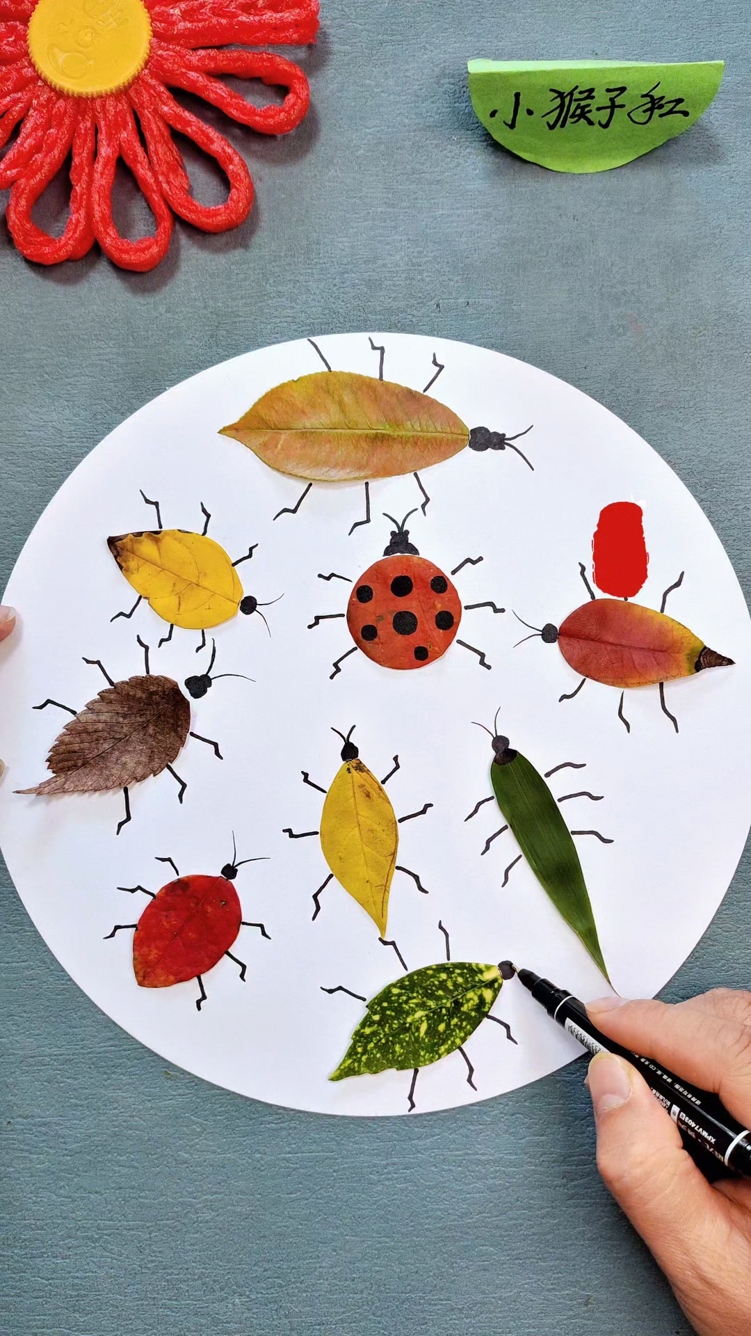 秋天到了,捡几片五颜六色的树叶,来做一副敲好看的树叶贴画