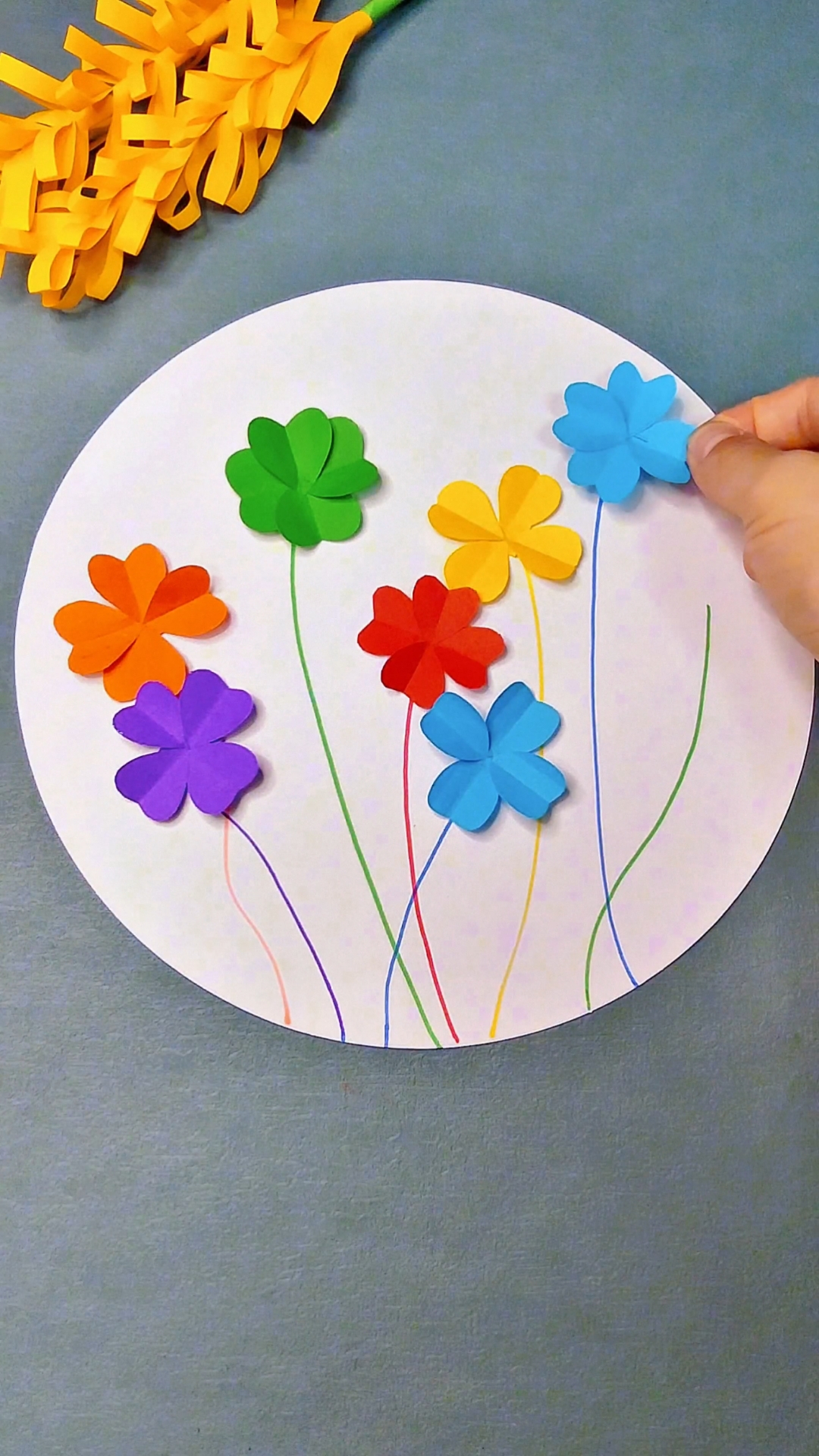 找几片彩纸做个好看的手工贴画