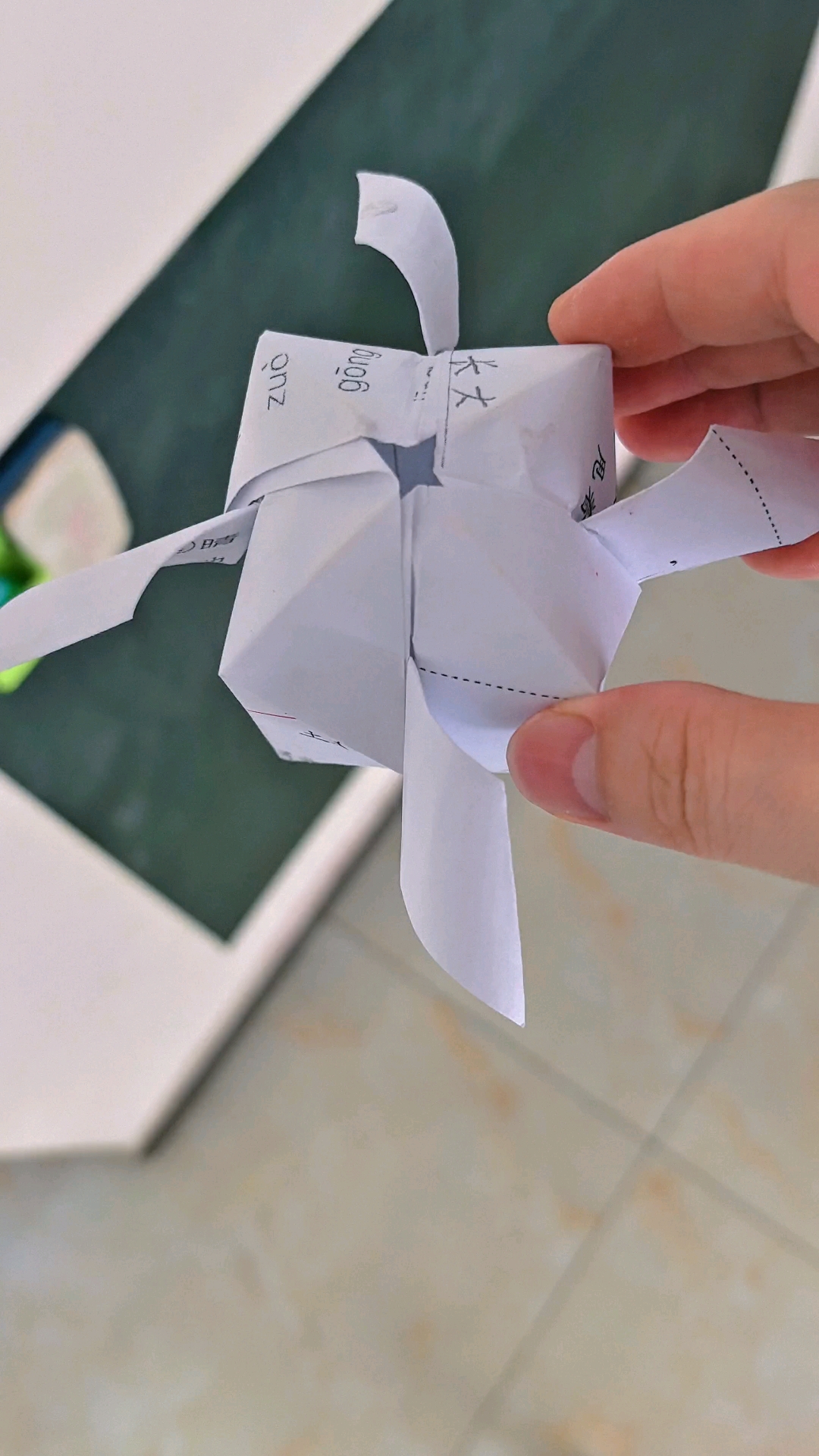 教你用没用的草稿纸来折旋转飞行器,简单又好玩