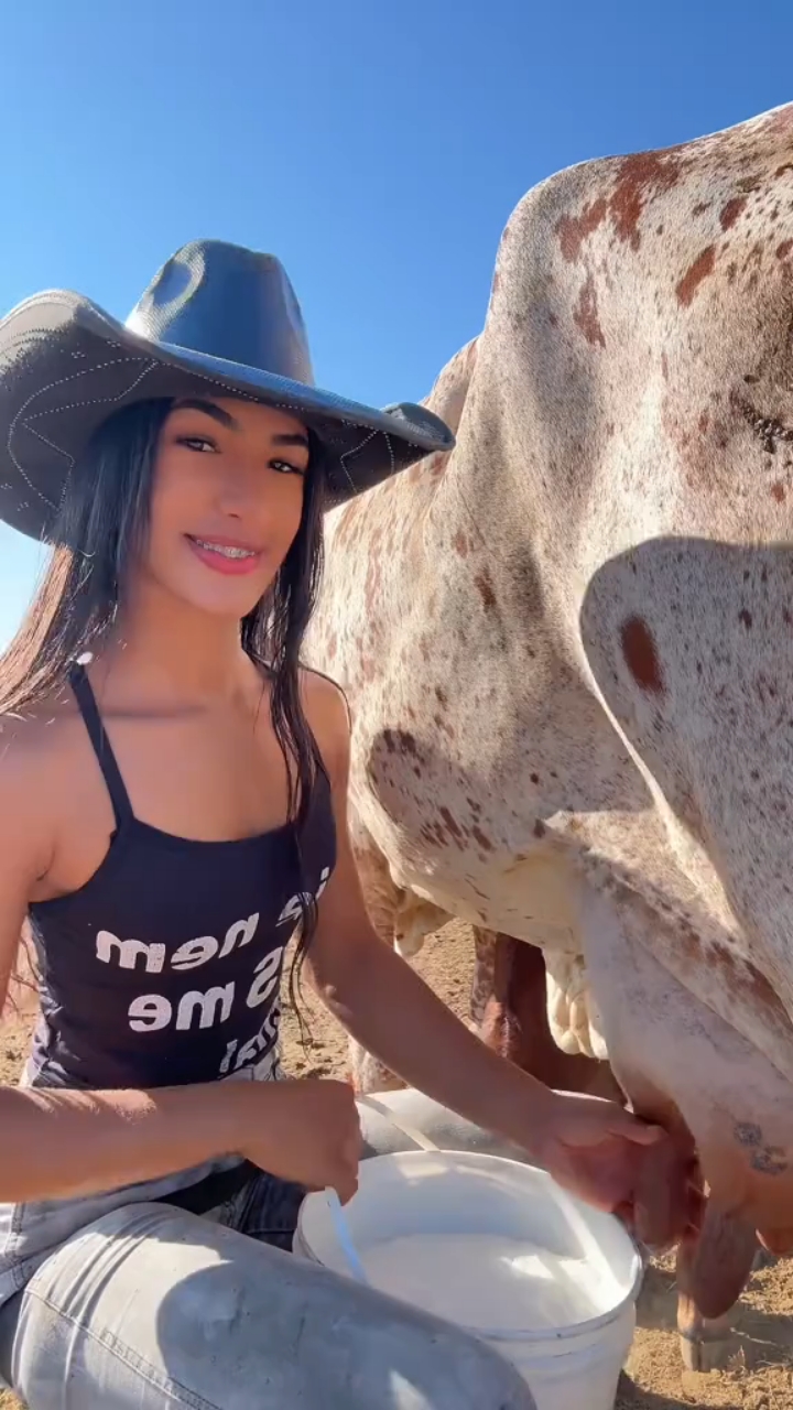 国外美女挤牛奶