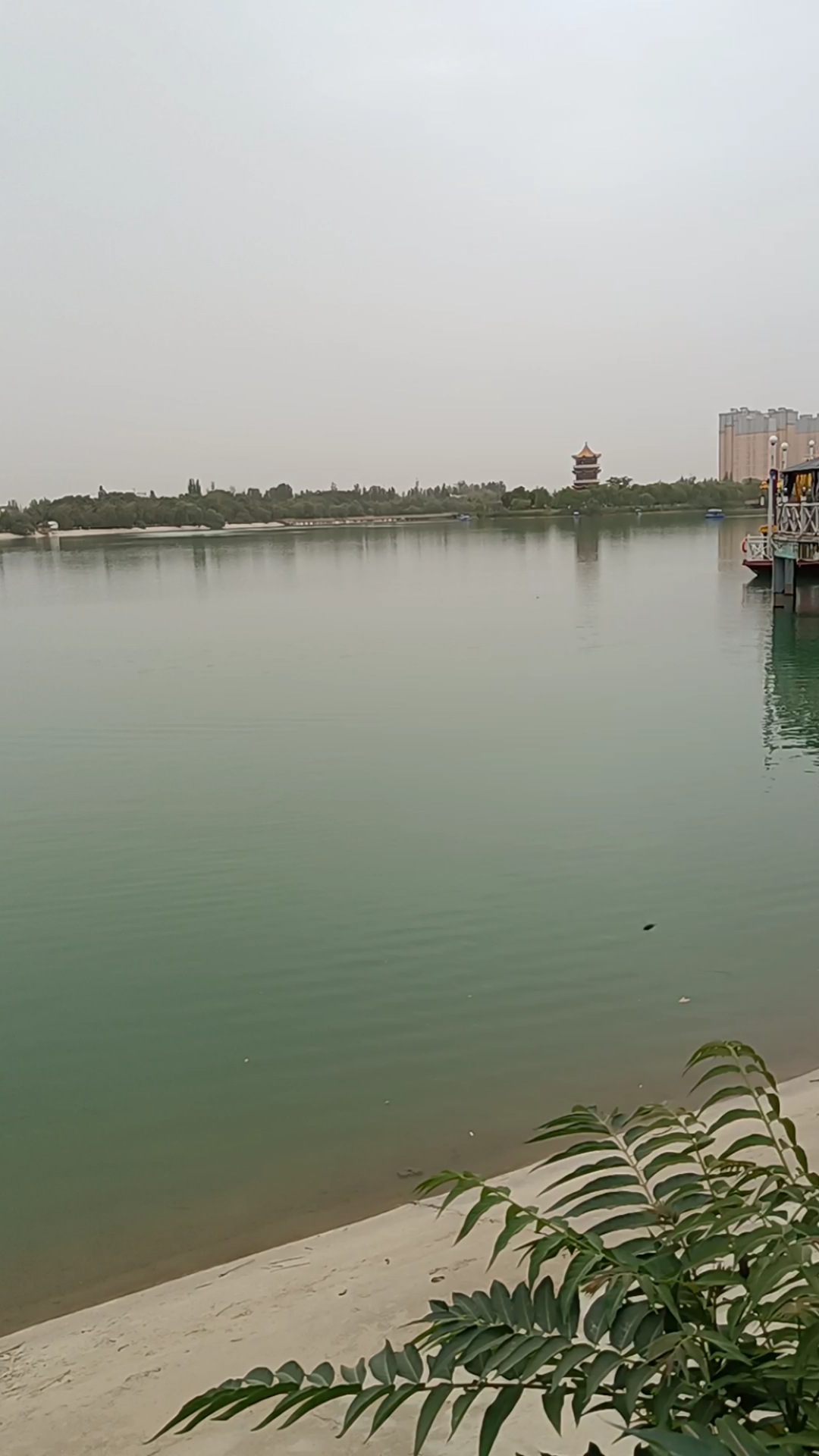 和田的昆仑湖公园,湖水是湛蓝色的