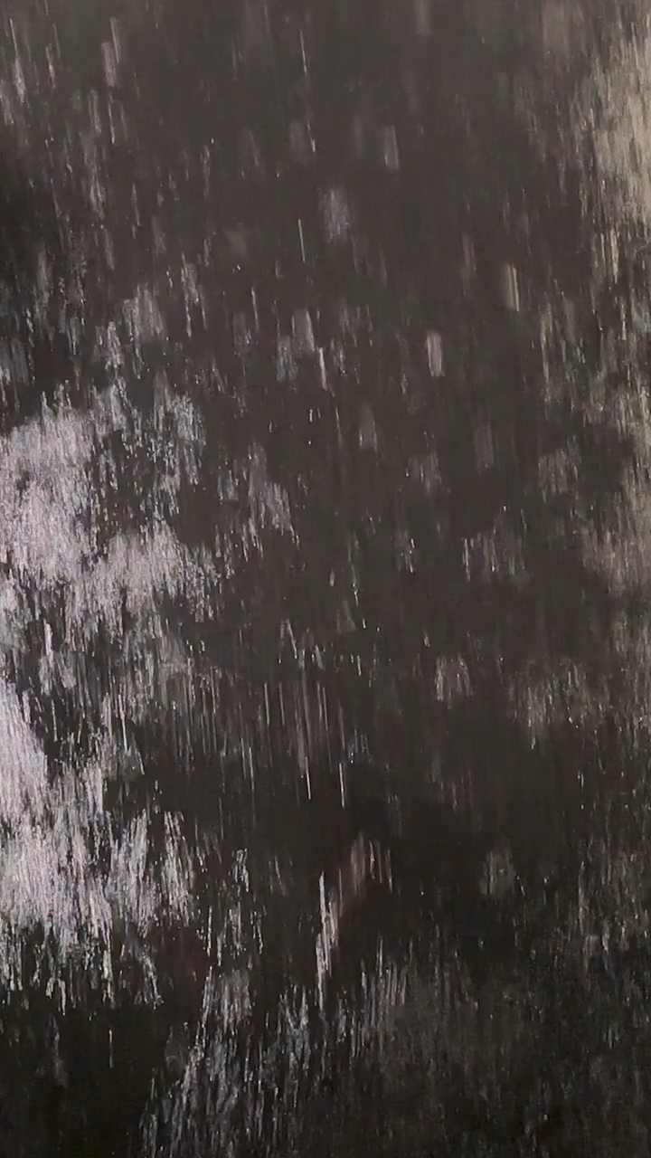 一个人雨中淋雨伤感图，一个人在淋雨的图片 哭泣