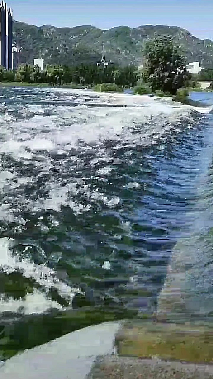 水流湍急,如同怒涛般汹涌奔腾