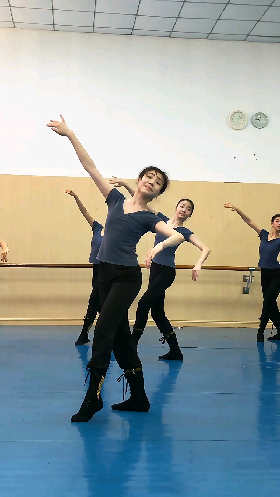 小王老师舞蹈课堂随拍,激情授课,感染力十足