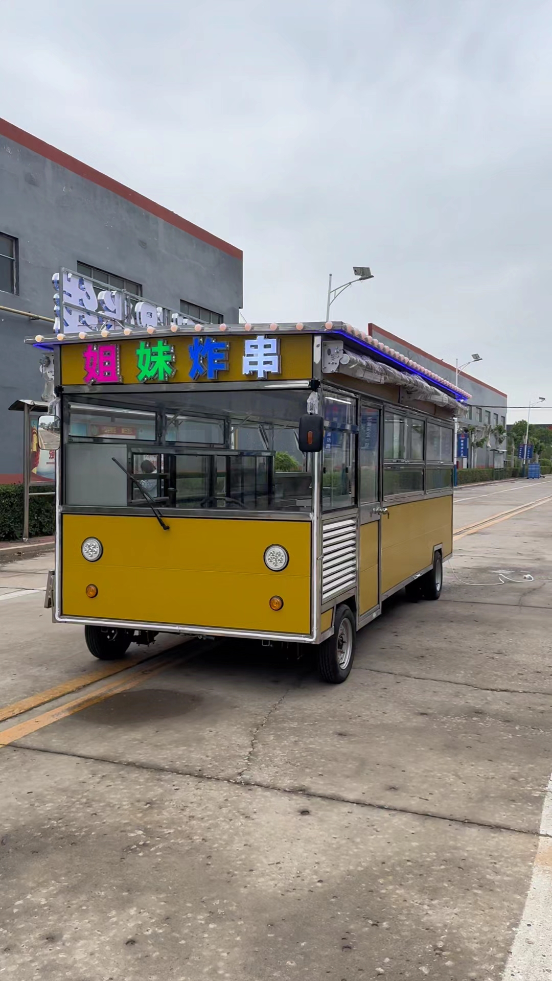 看一下这款电动四轮厨房一体餐车炸串车,喜欢的老板找我吧