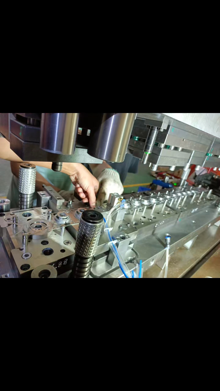 模内攻牙连续拉伸模,级进模