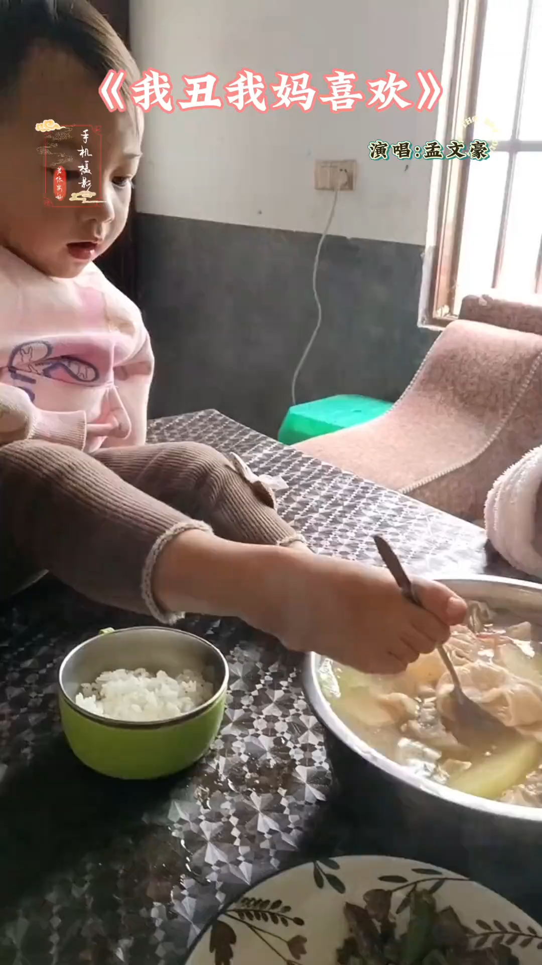 无臂小女孩努力练习用脚吃饭,加油!拆翼的小天使.