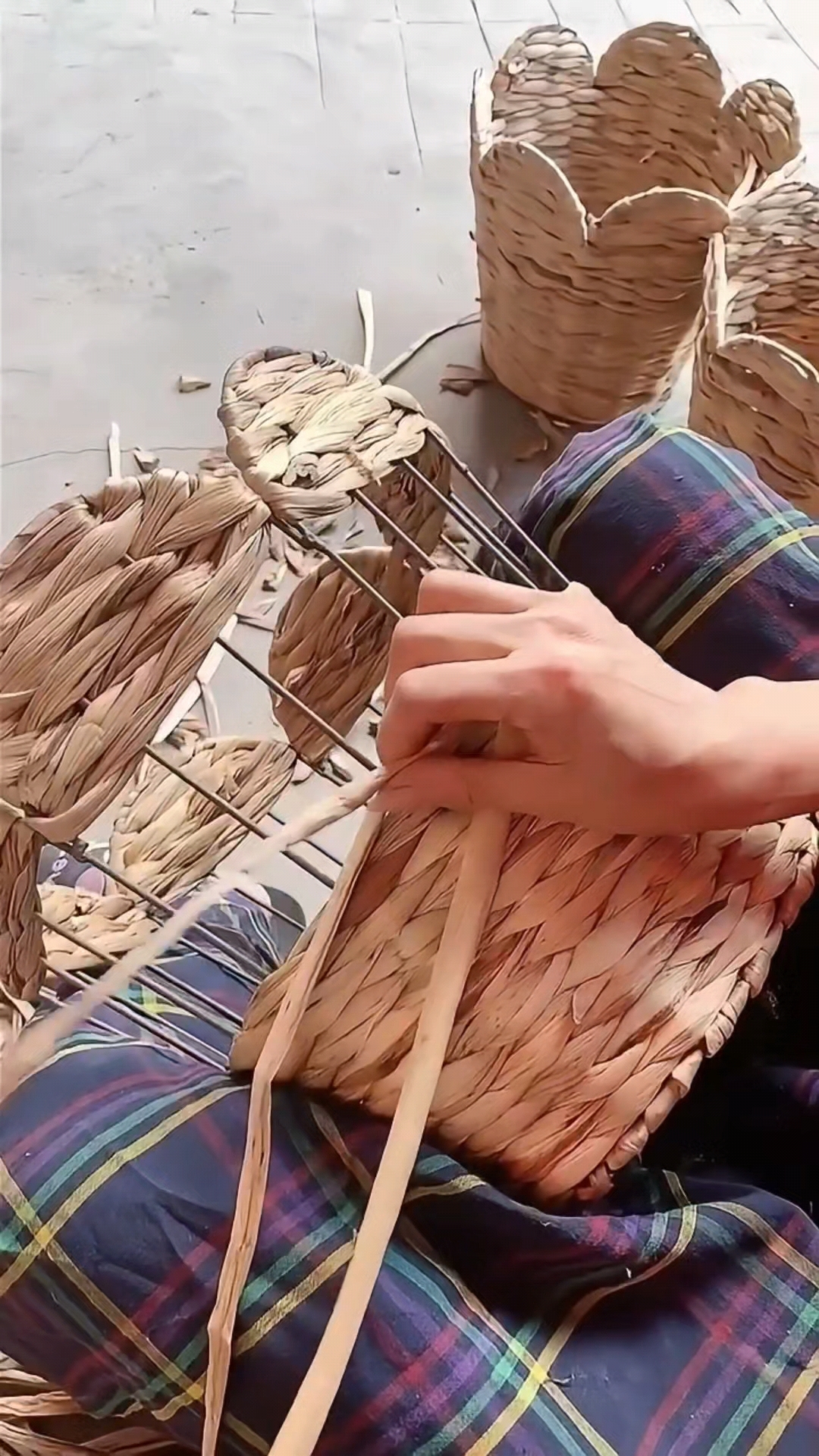 传统手工艺编织小背篓