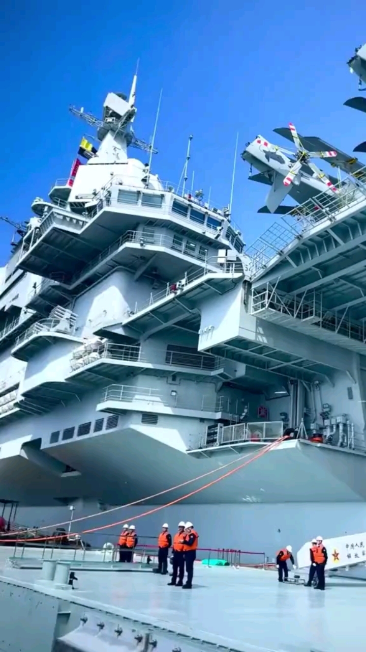 山东舰航母编队祖国强大