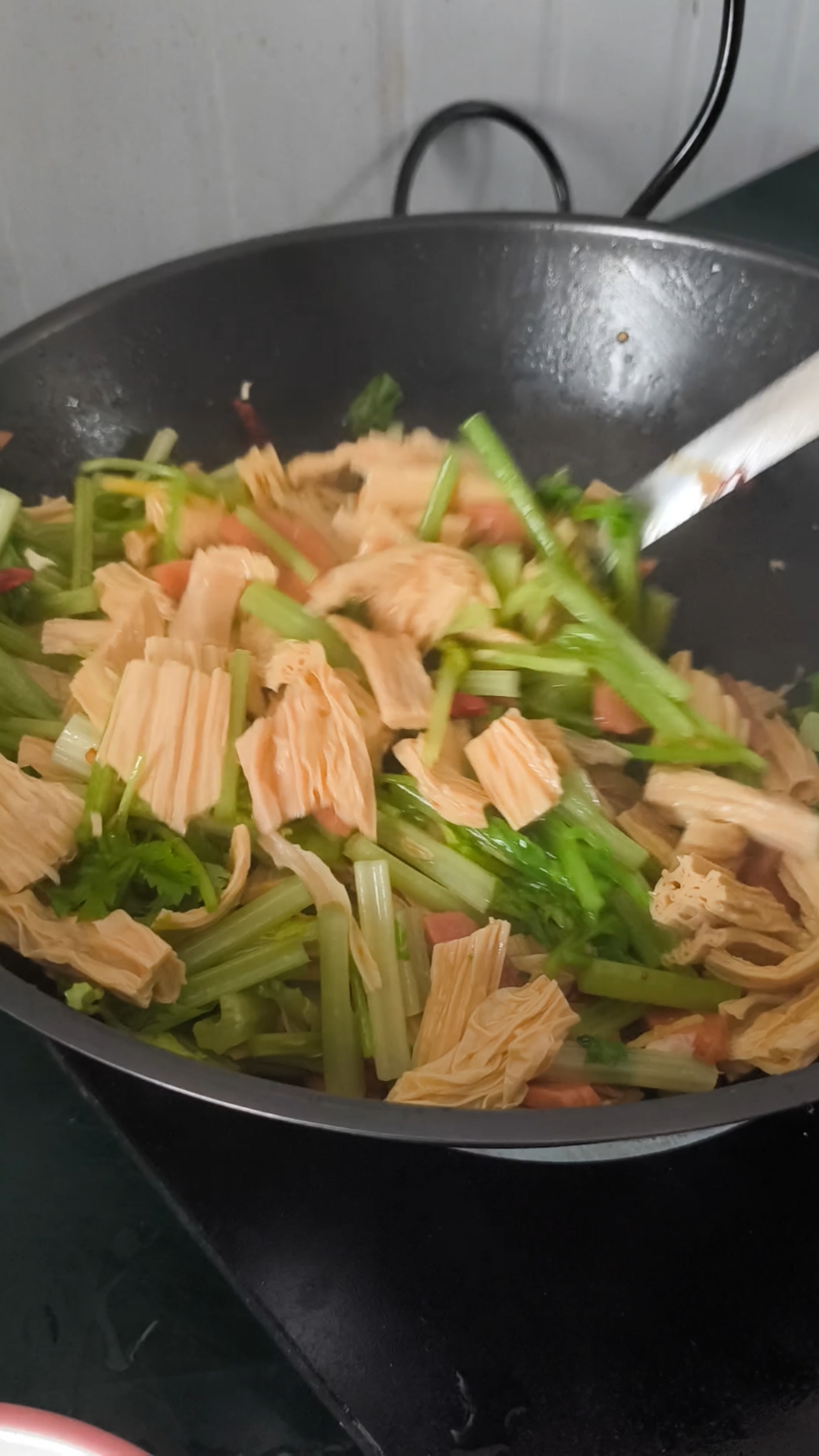 炒一个西芹腐竹,简单营养搭配又美味,中午吃饭就这个了