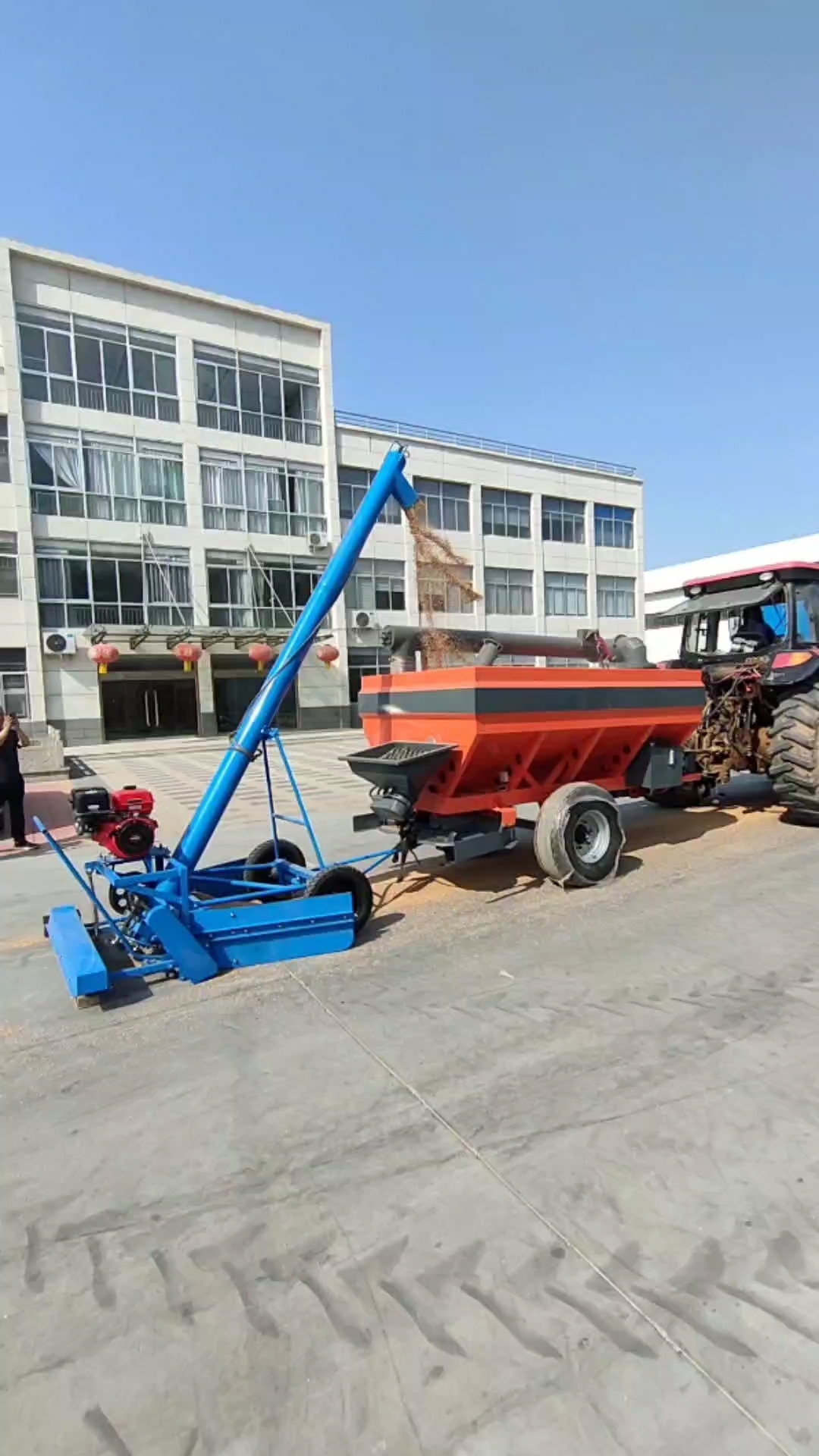 马路收粮机与高炮运粮加肥车-度小视