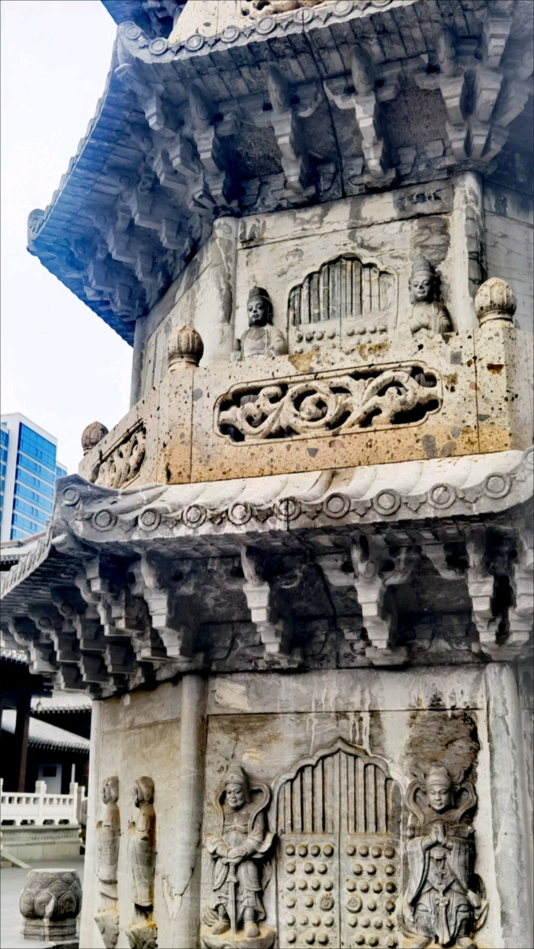 杭州香积寺门前,石塔有两座,听说有一座新一座旧