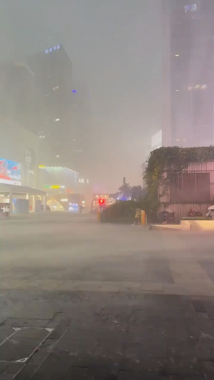 成都暴雨龙卷风席卷春熙路 成都暴雨 成都下雨了