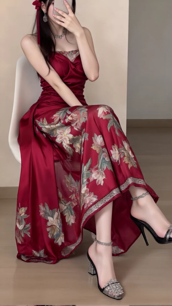 美女红裙穿搭十分高贵