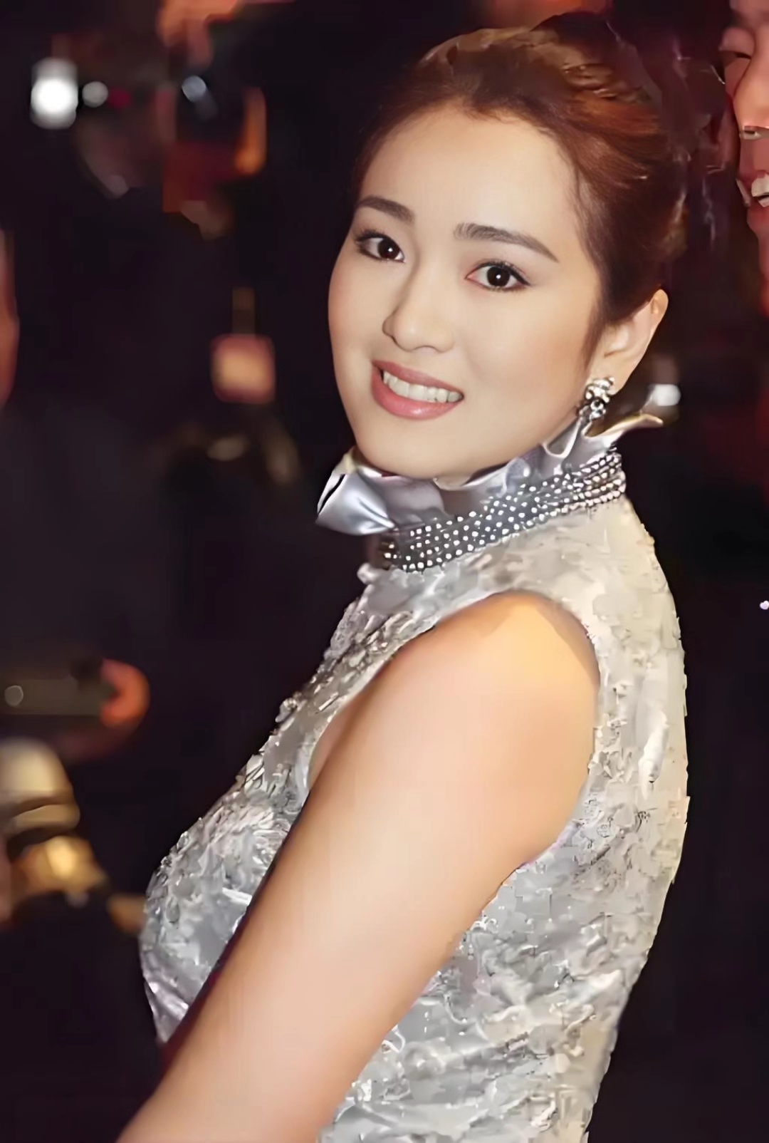 年轻时的巩俐,169cm身高搭配56kg体重,身材高挑匀称