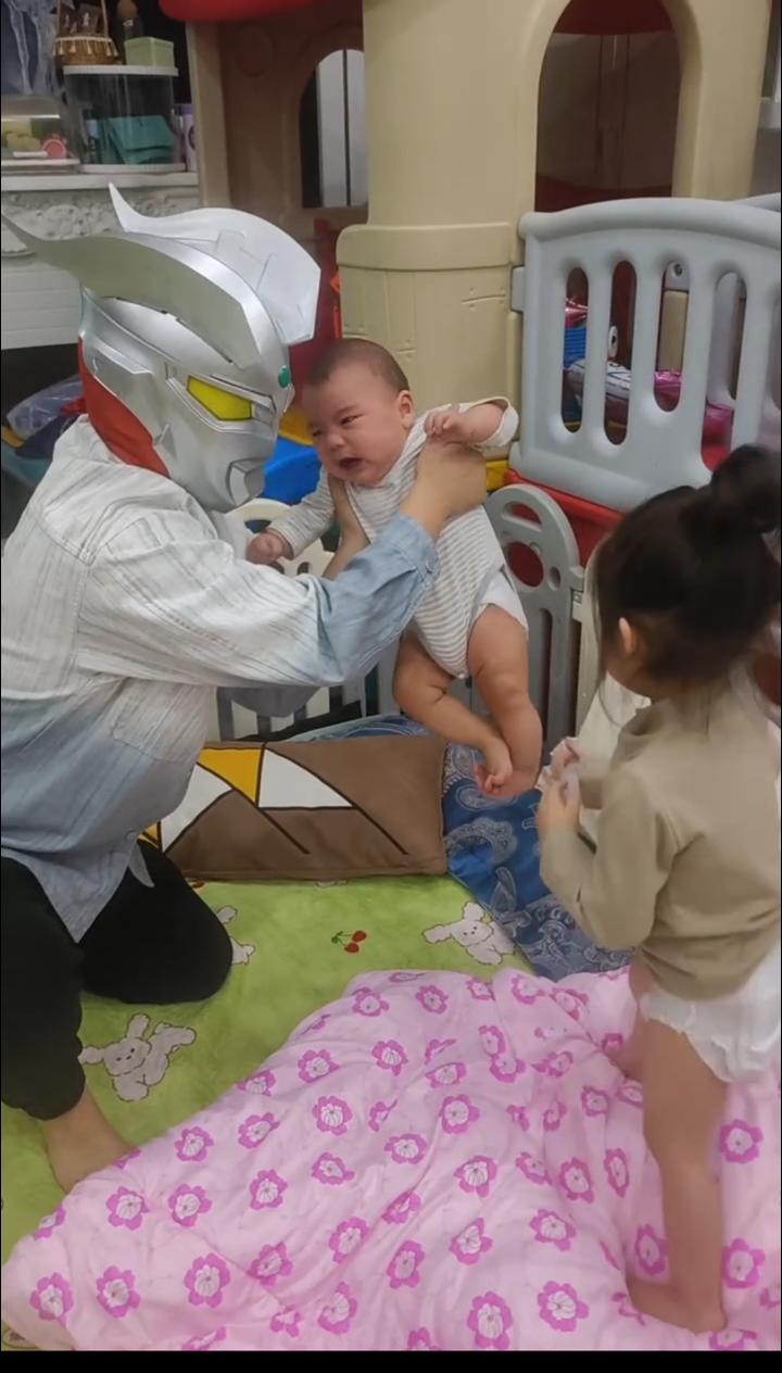 赛罗照顾小宝宝