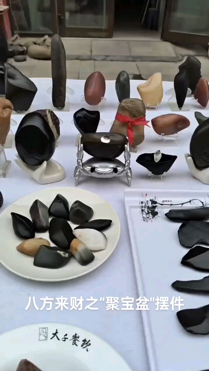 请您欣赏新疆戈壁籽料泥玉原石八方来财之"聚宝盆"摆件