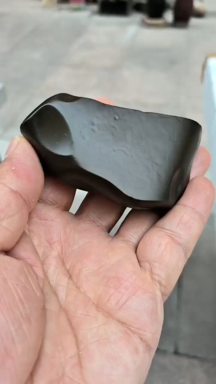 新疆戈壁籽料军绿色泥玉原石手把件