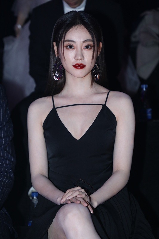 祝绪丹的"周芷若"就是本色出演吧,活动生图穿吊带裙,又美又飒