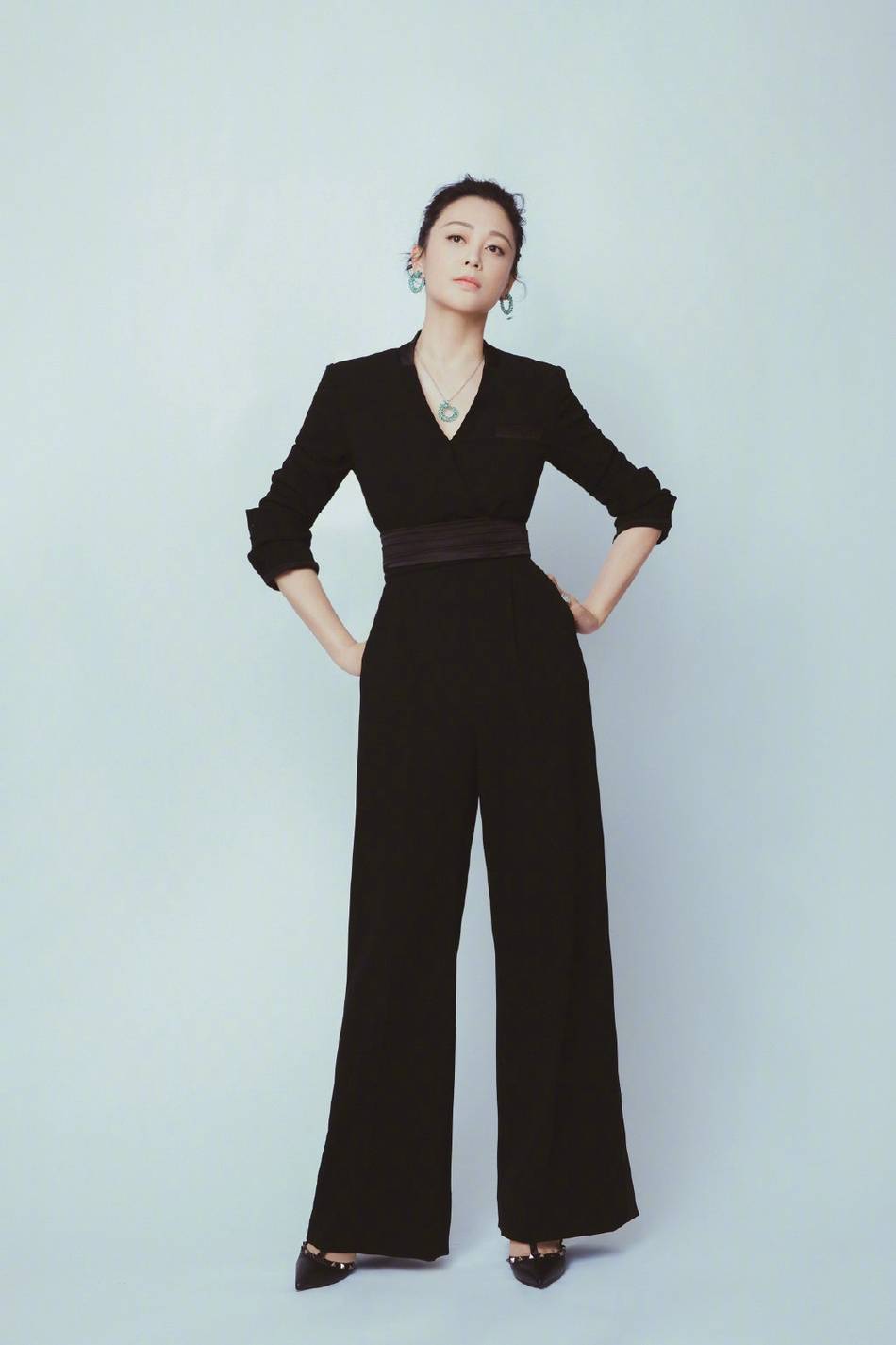 52岁的陈红状态太惊艳了,一袭黑色西装连衣裙走红毯,简约又优雅