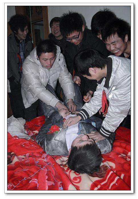 新婚之也伴娘被强制猥亵,伴郎出手相救打伤咸猪手,构成什么罪?