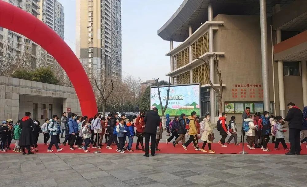 南京市金陵中学实验小学:新春报到领新书,春色轻盈再出发!