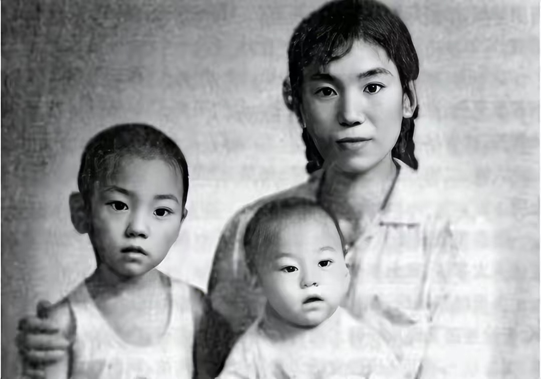 赵丽蓉儿子露面现身聚会,饮酒作乐脸通红,头发花白稀疏眉眼像妈