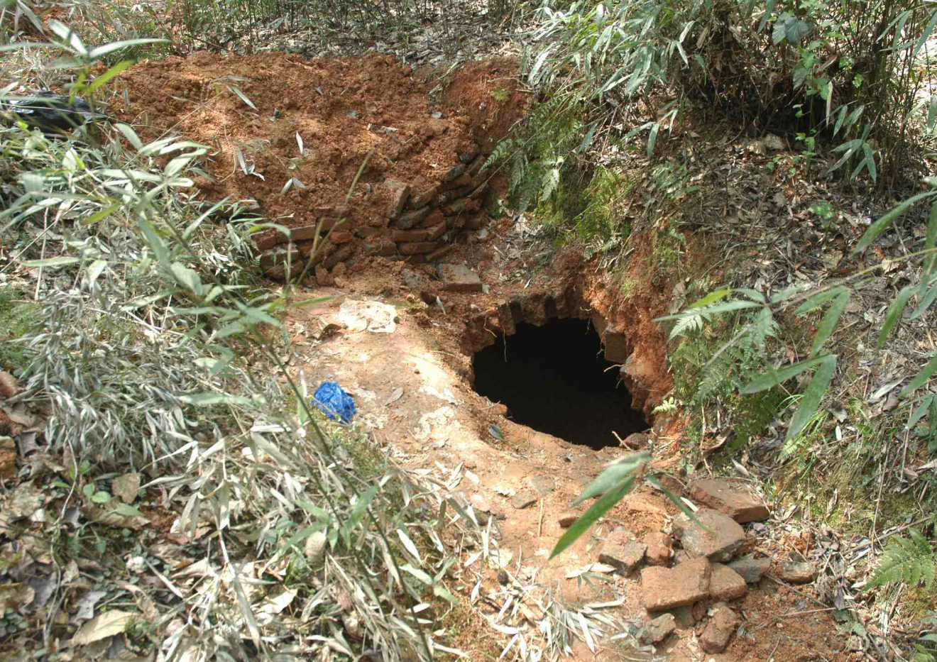 襄阳出现古墓,盗墓贼每天在出租屋内挖地洞,结果被同伙"出卖"