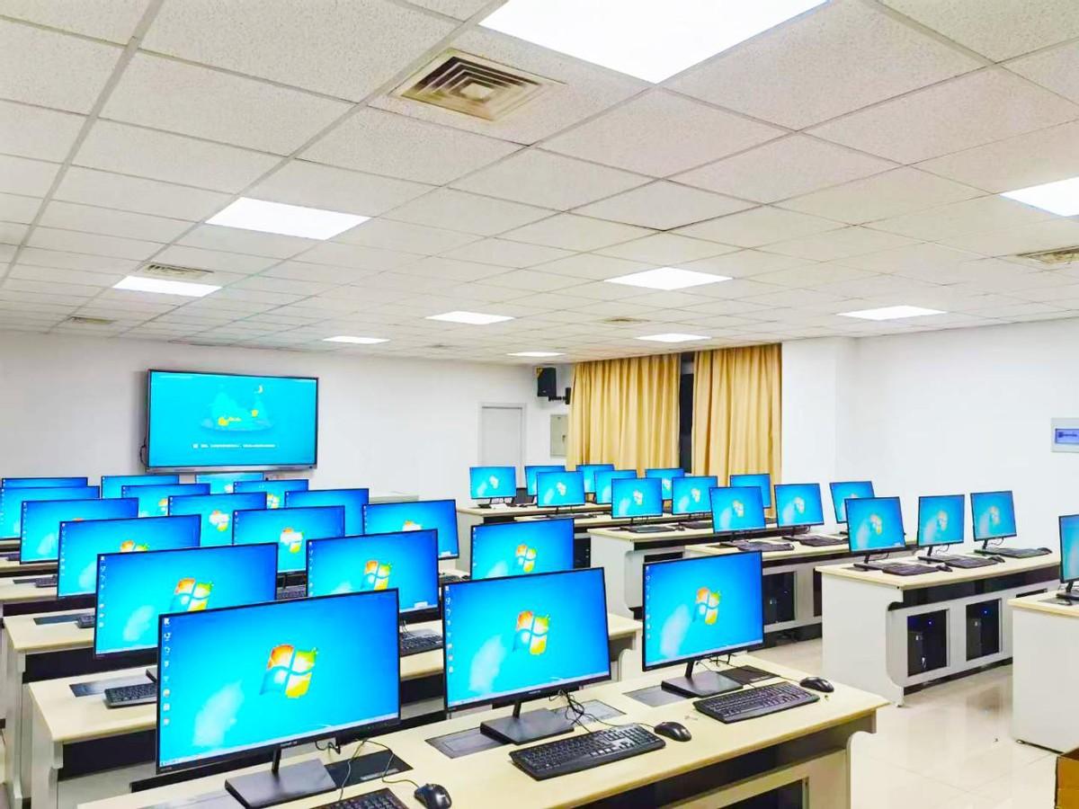 七喜电脑在各级各类院校计算机教室投入使用中