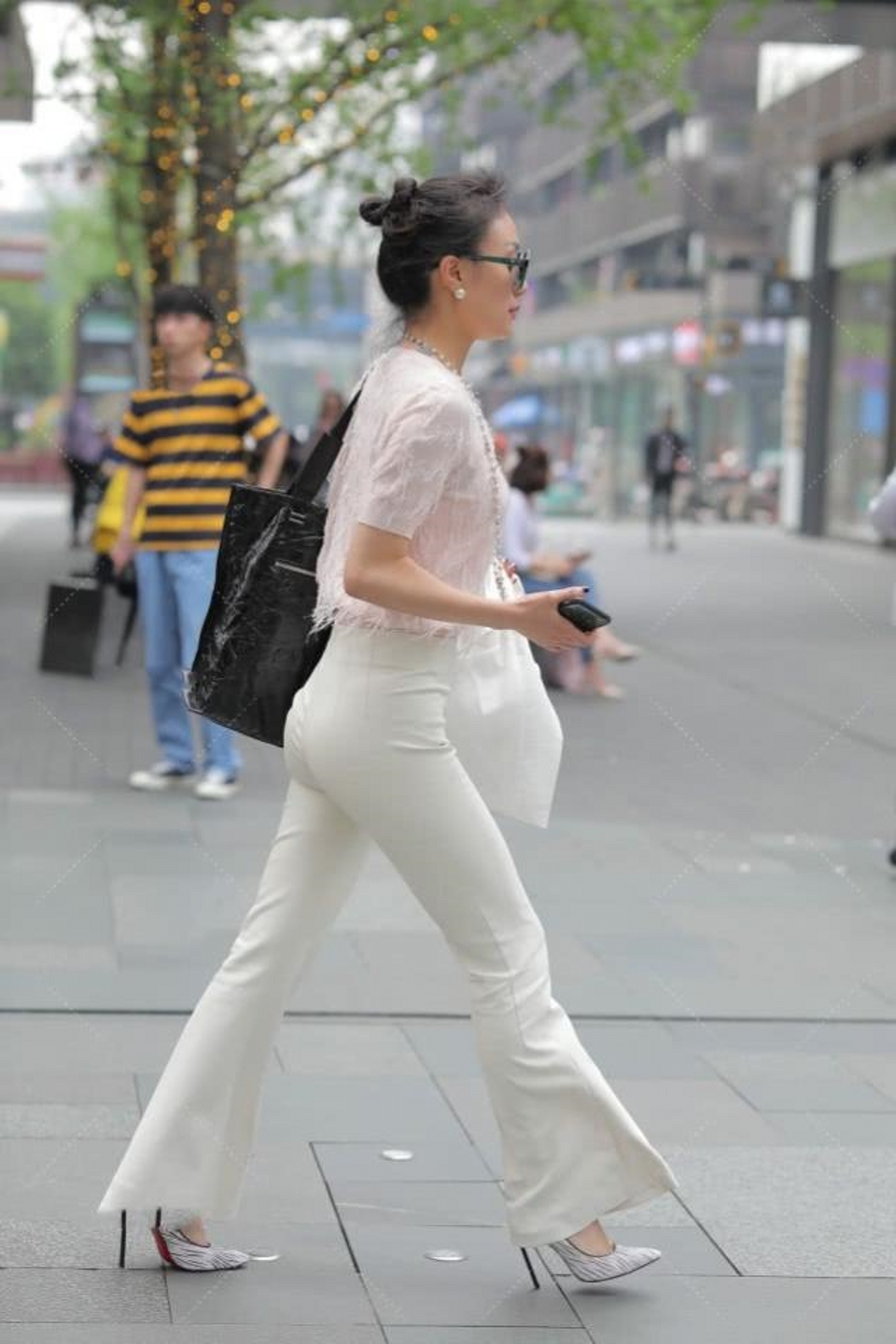 街拍:白色喇叭裤搭配浅色上衣,美丽大方显气质