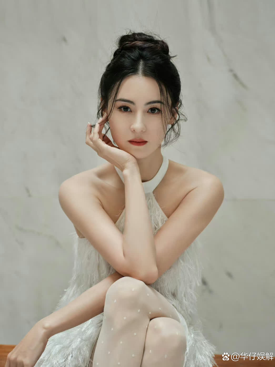 张柏芝白色天鹅绒短裙搭配丝袜高跟鞋清新少女感十足