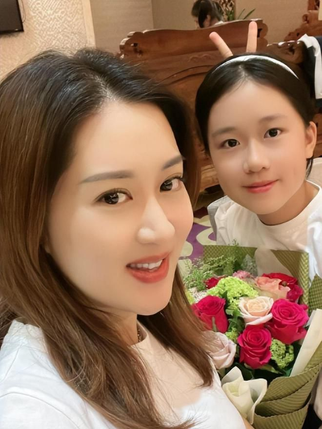 "华女"黄晓华晒出健身照,广东网友:和老作在一起实在太浪费了