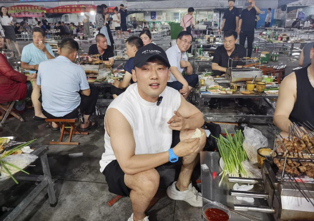 网红乌拉拉6次进店遭驱赶,淄博烧烤一夜爆火,全因薛之谦一句话