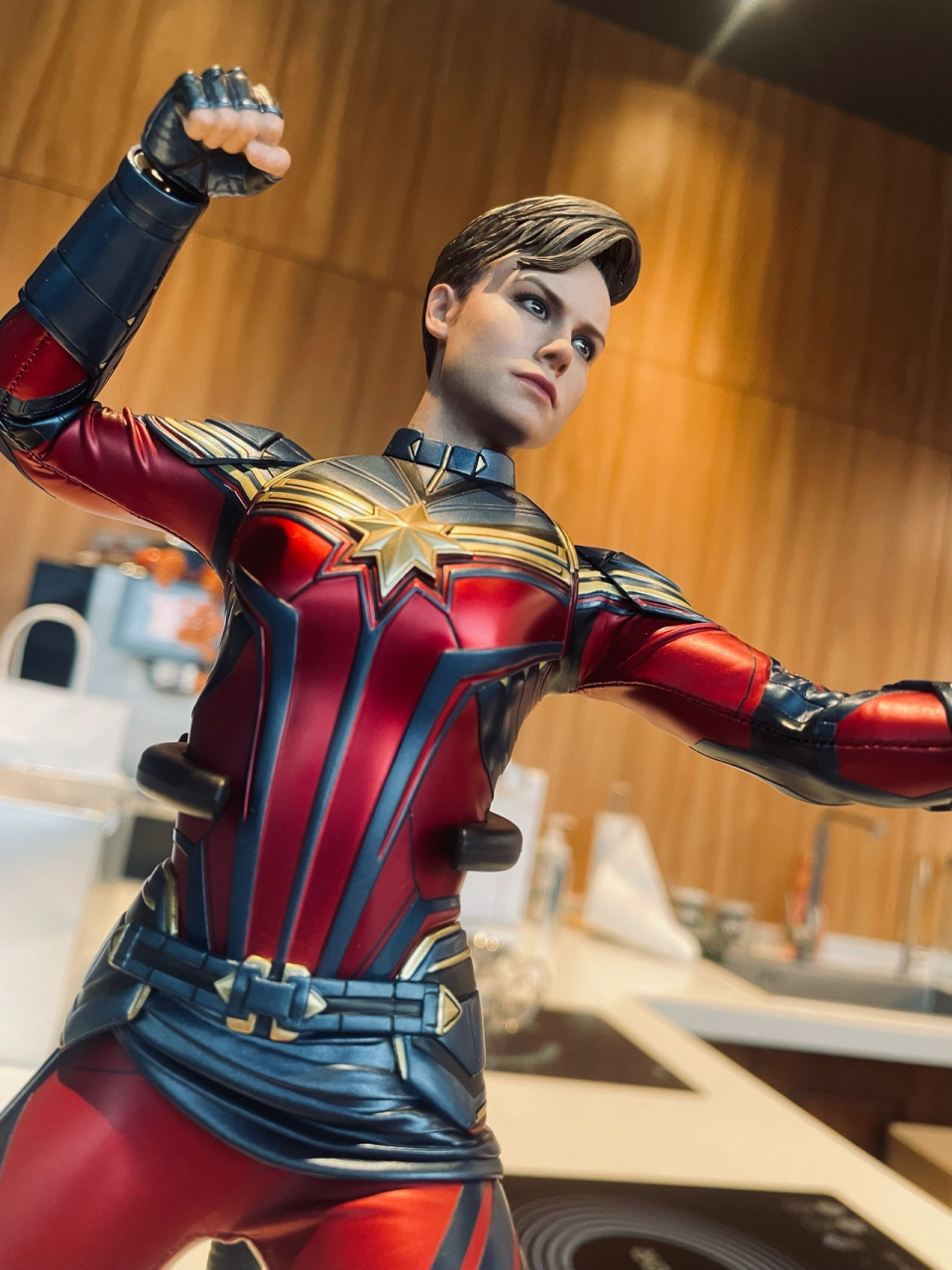 复联4短发惊奇队长:女性超级英雄的领袖 在复联4里结尾登场的短发惊奇