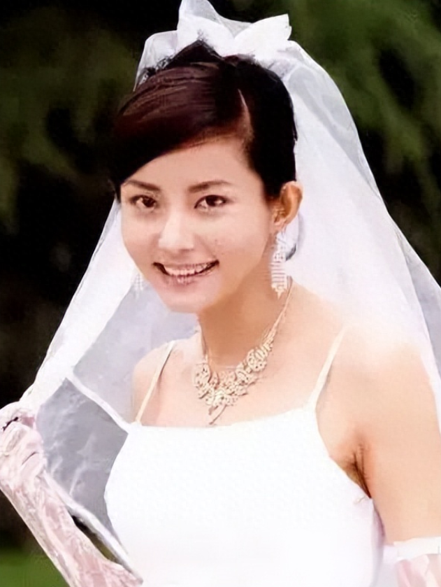 不论过了多久,观众永远都不会忘记《情深深雨濛濛》里,方瑜戴着发箍