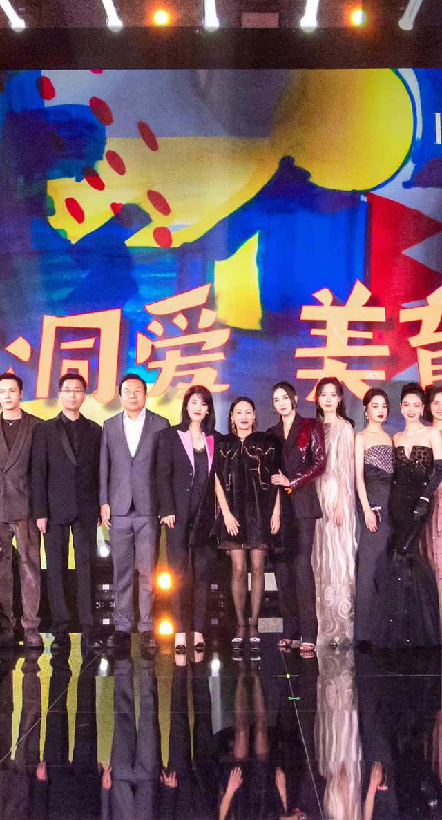 芭莎晚宴:惠英红杨幂baby众人参加,王一博肖战未能出席成遗憾