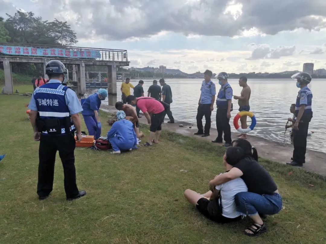 推荐痛心！6岁男孩溺亡父亲下跪嘶吼求救，暑假请看管好自己孩子