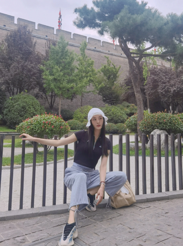 甘露晒生日美照,灯笼袖连衣裙俏皮灵动,脚踩缠绕鞋秀美腿