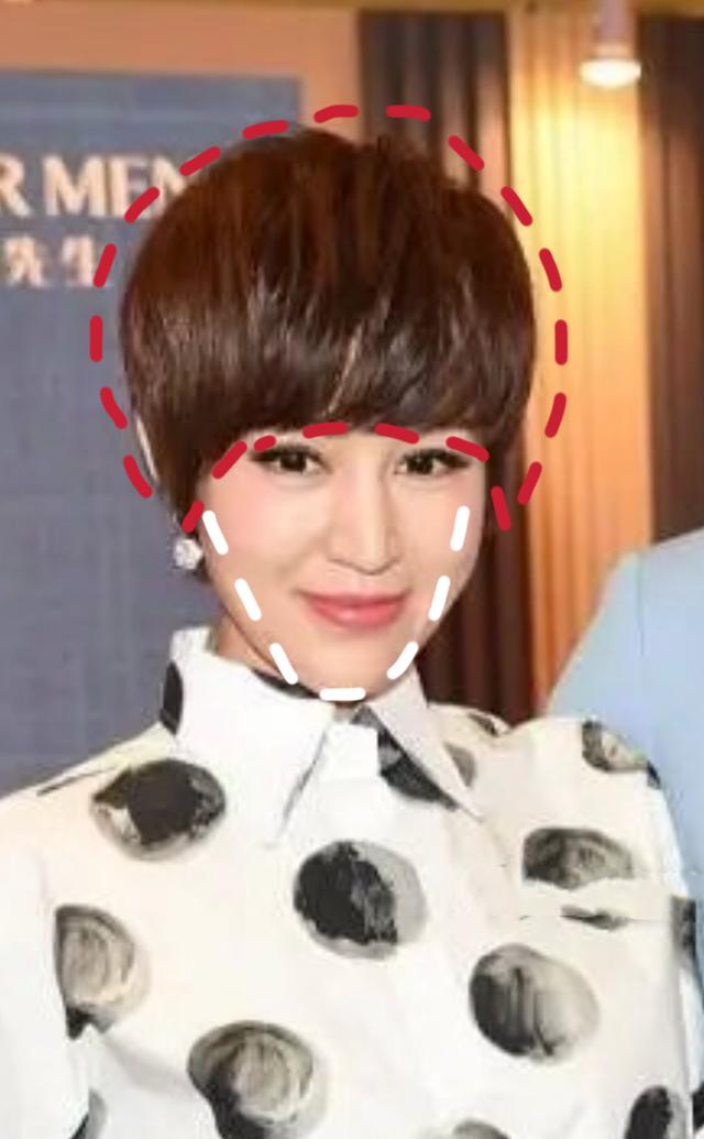 鲍蕾咋又瘦脱了相?和陆毅同框老气十足,眼妆夸张表情僵硬