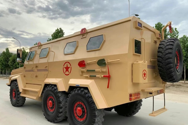 45万买陕汽六驱防暴车,全身特种钢材包裹,战备性能不输东风猛士