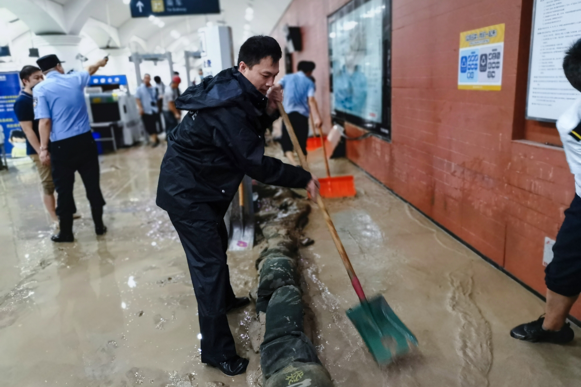 |北京公交警方全力应对强降雨天气，确保公共交通安全运行